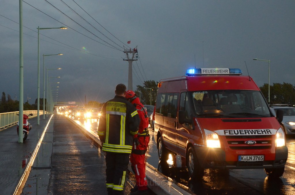 Einsatz BF Hoehenretter Koelner Seilbahn Hoehe Zoobruecke P2246.JPG